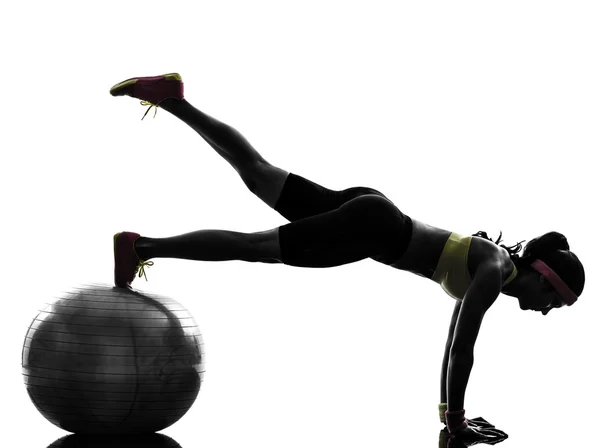 Nő edzés Fitnesz edzés deszka pozíció sziluett — Stock Fotó
