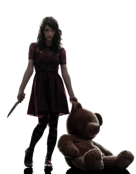 Странная молодая женщина-убийца держит окровавленный силуэт ножа — стоковое фото