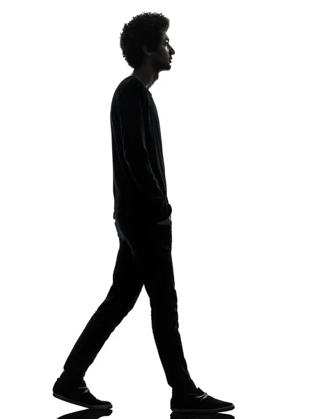 Schöner afrikanischer junger Mann, der Silhouette geht — Stockfoto