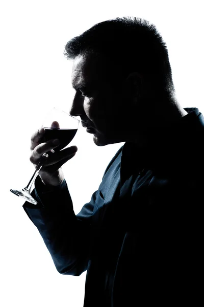 Silueta muže portrét vonící sklenice na červené víno — Stock fotografie