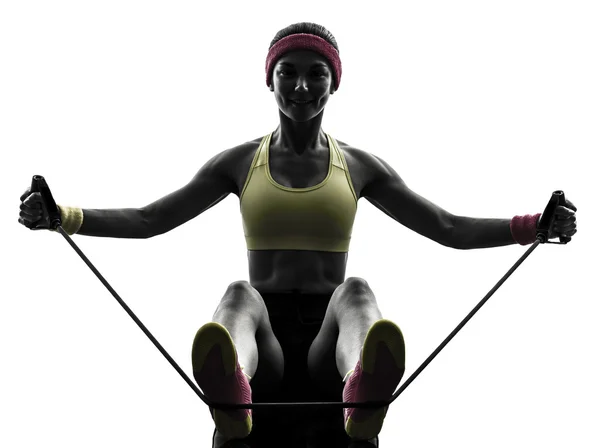 Mulher exercitando fitness exercitar bandas de resistência silhueta — Fotografia de Stock