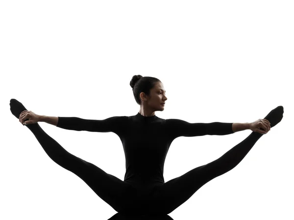 Mujer ejercitando gimnasia yoga estiramiento silueta dividida —  Fotos de Stock