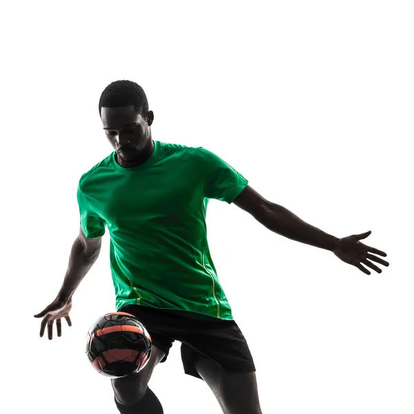 Africký muž fotbalista žonglování silueta — Stock fotografie