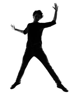 genç adam siluet mutlu atlama