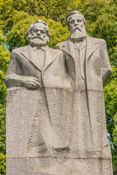 Marx a engels socha v parku fuxing Šanghaj, Čína — Stock fotografie