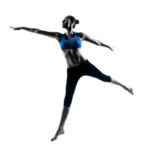 Žena cvičení, skoky, strečink, tanec — Stock fotografie