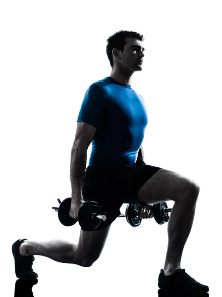 Hombre ejercitando el entrenamiento con pesas ejercitando la postura de fitness —  Fotos de Stock