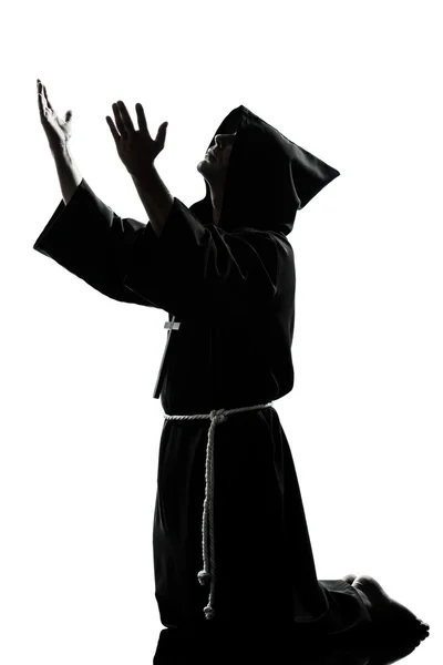 Człowiek mnich ksiądz sylwetka modlitwa — Zdjęcie stockowe