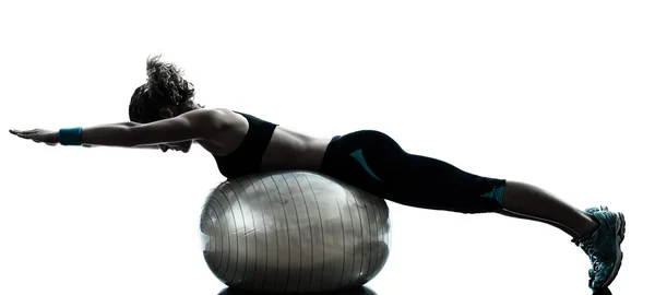 Femme faisant de l'exercice physique balle séance d'entraînement — Photo