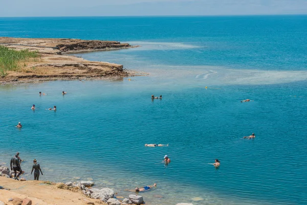 Люди, які купаються у мертвому морі Йорданія — стокове фото