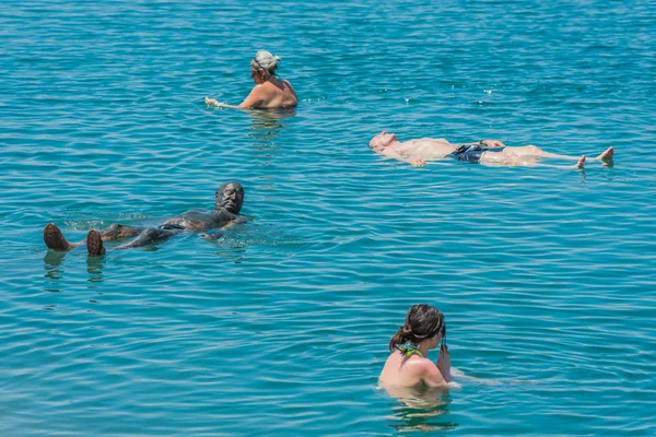 Люди купаются в мертвом море Джордан — стоковое фото