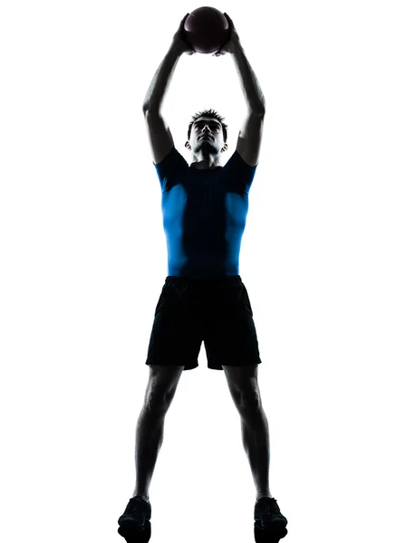 Hombre ejercitando ejercicio sosteniendo la postura de la pelota de fitness — Foto de Stock