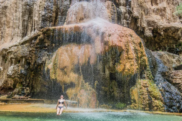 Μία γυναίκα κολύμβησης ma'in hot springs καταρράκτη Ιορδανία — Φωτογραφία Αρχείου