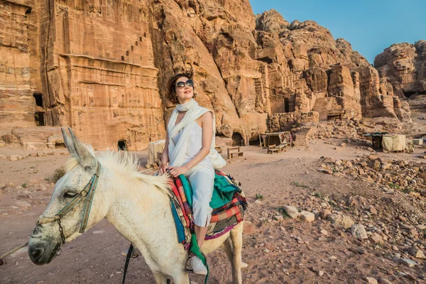 Turystyczna jazda osioł w Nabatejskie miasto petra jordan — Zdjęcie stockowe
