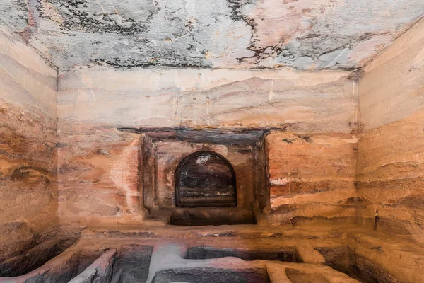 Túmulo dentro de casa em petra jordan — Fotografia de Stock