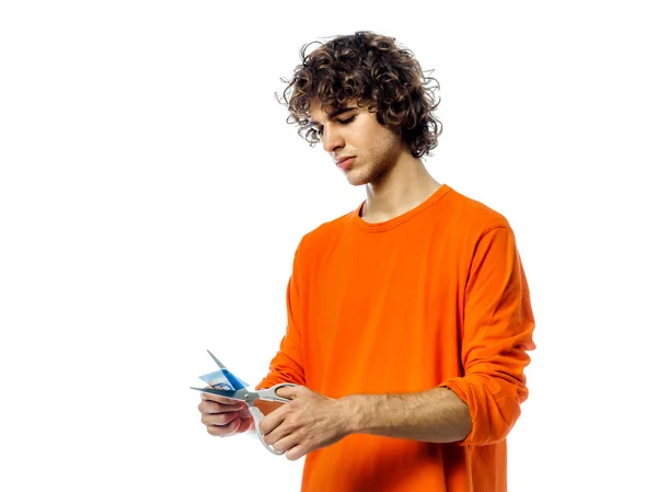 Молодий чоловік щасливий тримає портрет кредитної картки — стокове фото