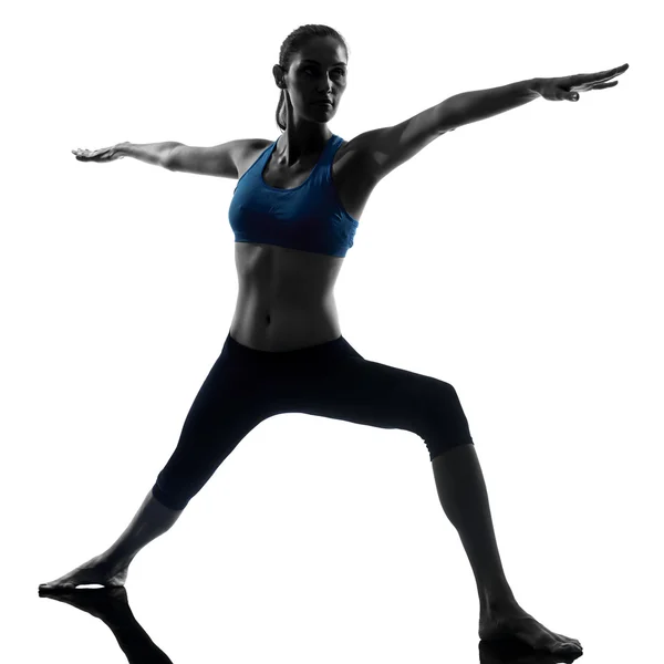 Frau übt Yoga-Kriegerin Position 2 aus — Stockfoto