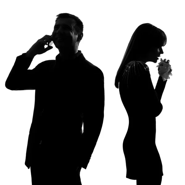 Um casal de costas para trás homem no telefone e mulher chorando — Fotografia de Stock