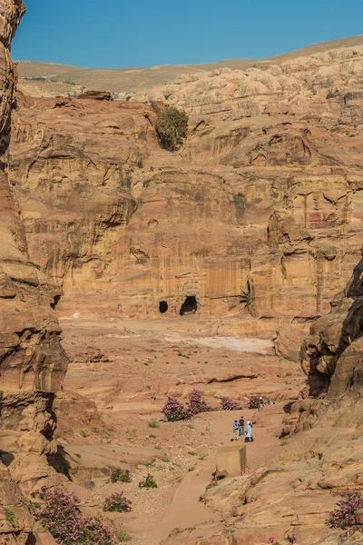 Nabatean 페트라 도시에서에서 걷는 관광객 요르단 — 스톡 사진