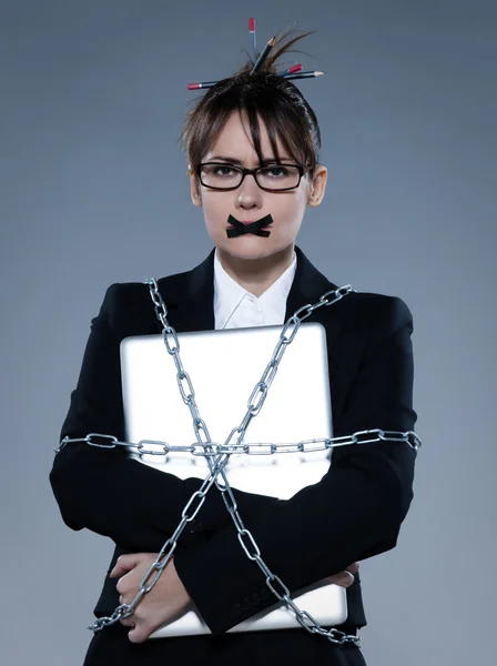 Mulher de negócios acorrentada ao seu computador portátil — Fotografia de Stock
