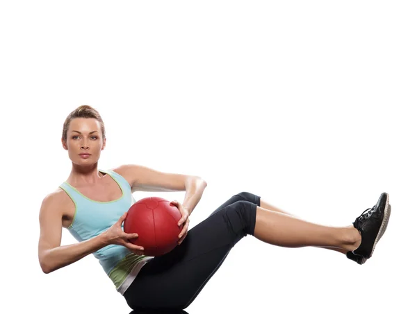 Kobieta trzyma ćwiczeń postawy worrkout piłka fitness — Zdjęcie stockowe