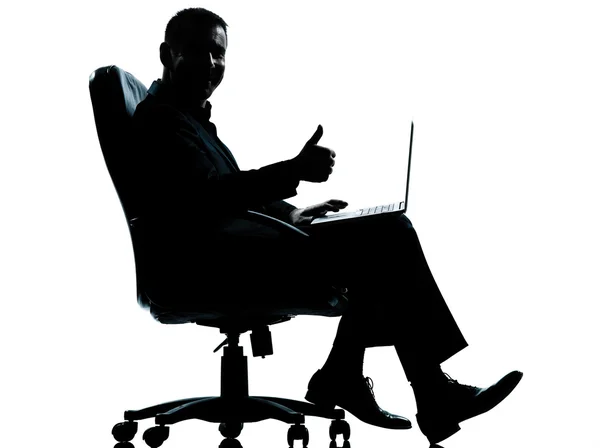 一个业务人计算机计算拇指向上坐在扶手椅上 — 图库照片