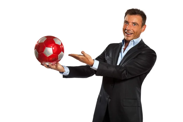 Bir futbol topu gösterilen tutan bir iş adamı — Stok fotoğraf