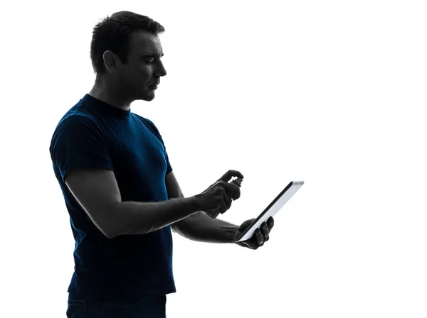 デジタル タブレットのシルエットをダスティングのクリーニング男 — ストック写真