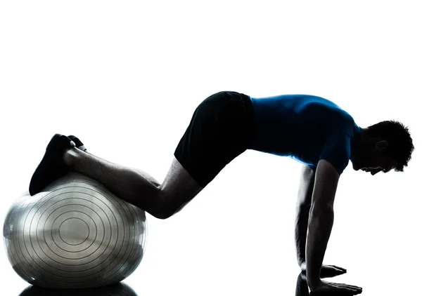 Man utöva träning fitness boll kroppshållning — Stockfoto