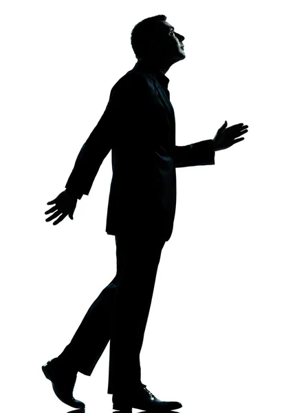 Um homem de negócios andando olhando para cima silhueta — Fotografia de Stock