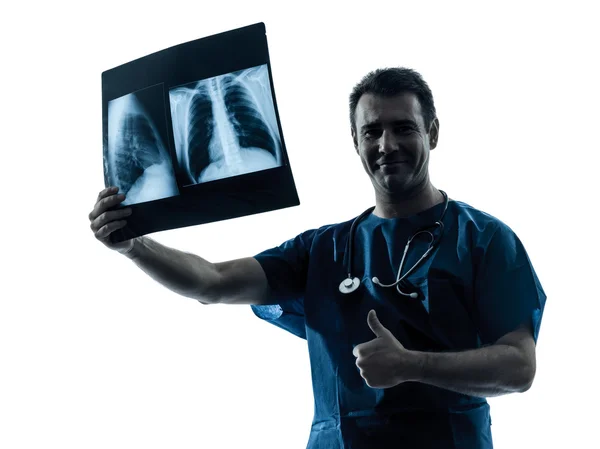 Medico chirurgo radiologo che esamina l'immagine a raggi X del tronco polmonare thu — Foto Stock
