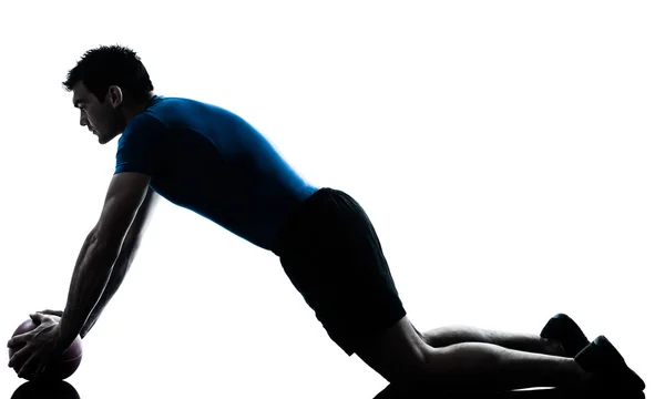 Hombre ejercitando ejercicio sosteniendo la postura de la pelota de fitness —  Fotos de Stock