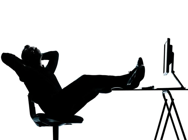 Um homem de negócios computação computacional silhueta relaxante — Fotografia de Stock