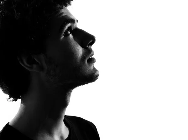 Jeune homme silhouette anxieux levant les yeux — Photo