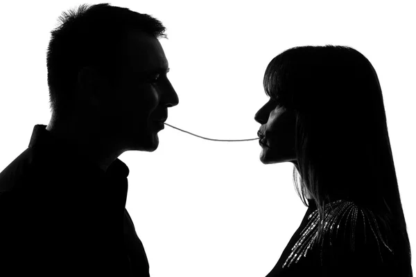 One lovers couple man and woman eating the same spaghetti — Stock Photo, Image