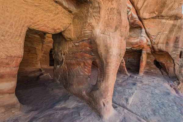 Cavernas rochosas na cidade nabateana de petra jordan — Fotografia de Stock
