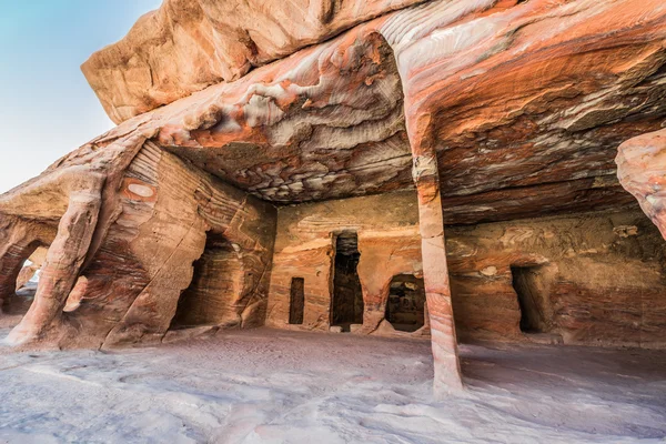 Cavernas rochosas na cidade nabateana de petra jordan — Fotografia de Stock