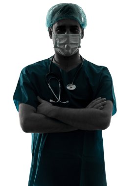 Doktor cerrah erkek portre yüz maskesi silah ile silhouet geçti