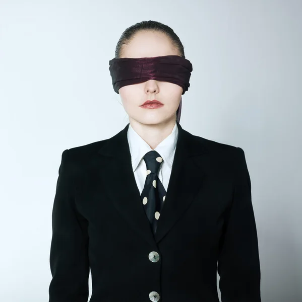Gözleri bağlı bir iş kadını — Stok fotoğraf