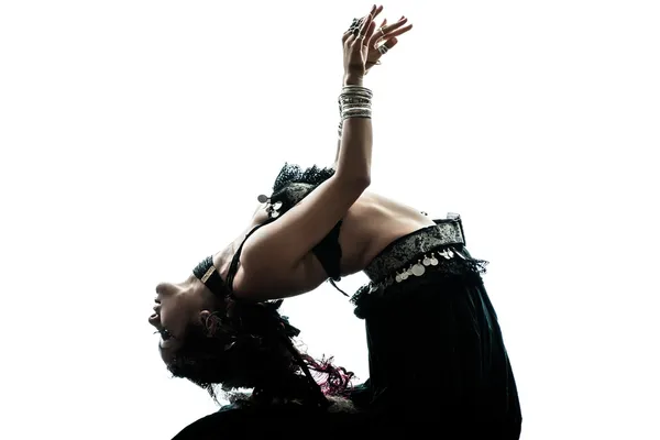 Mulher árabe dançarina do ventre dançando — Fotografia de Stock