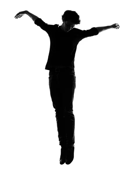 Jeune homme silhouette sautant heureux — Photo