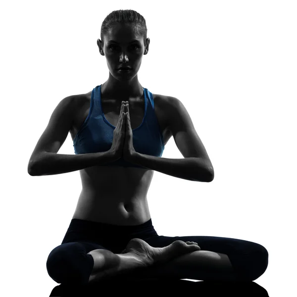 Mujer practicando yoga meditando — Foto de Stock