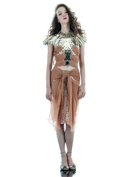 Женщина мода коричневый шелк летом платье без рукавов — стоковое фото