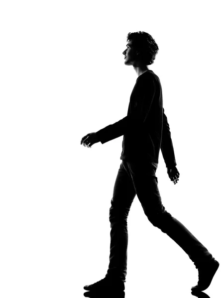 Jonge man silhouet wandelen — Stockfoto