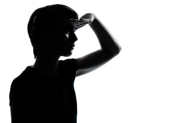 Een jonge tiener jongen of meisje op zoek naar voren silhouet — Stockfoto