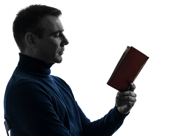 Мужчина, читающий силуэт книги — стоковое фото