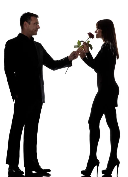 Um casal homem oferecendo rosa flor e mulher cheirando — Fotografia de Stock