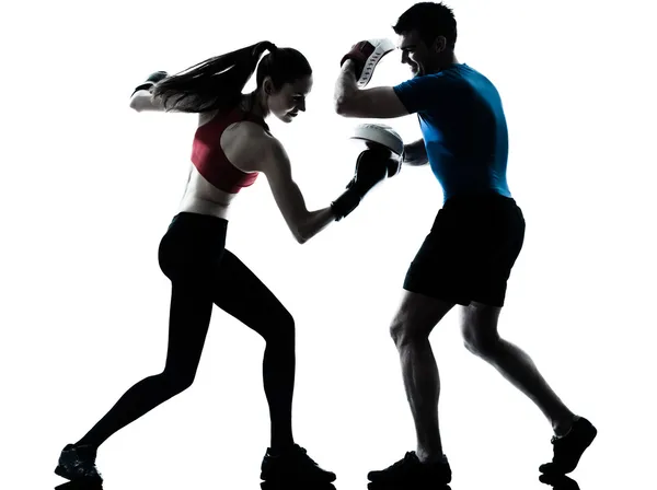 Treinador homem mulher exercitando boxe — Fotografia de Stock