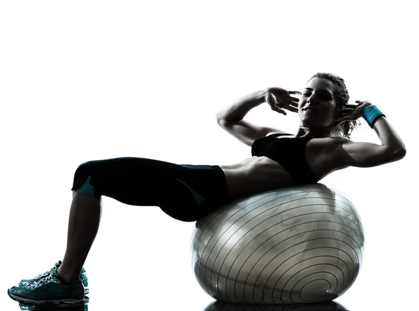 Mulher exercitando treino de bola fitness — Fotografia de Stock