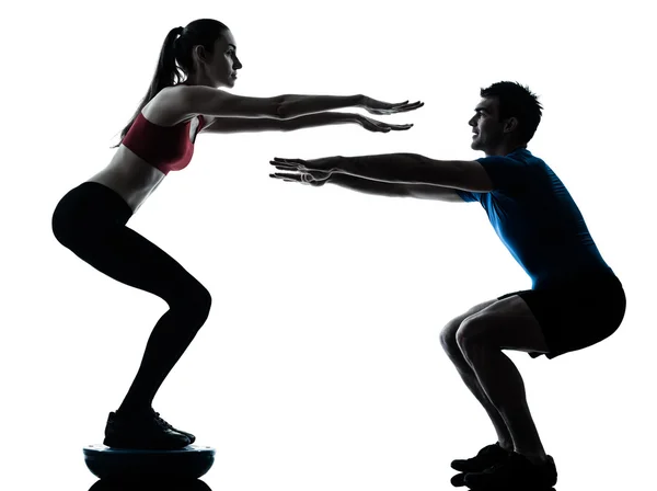 Coach homme femme exercice squats sur bosu — Photo